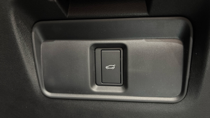 Land Rover Discovery Sport 2.0 D200 Metropolitan 5dr Auto [5 Seat] Diesel Station Wagon - Image 39
